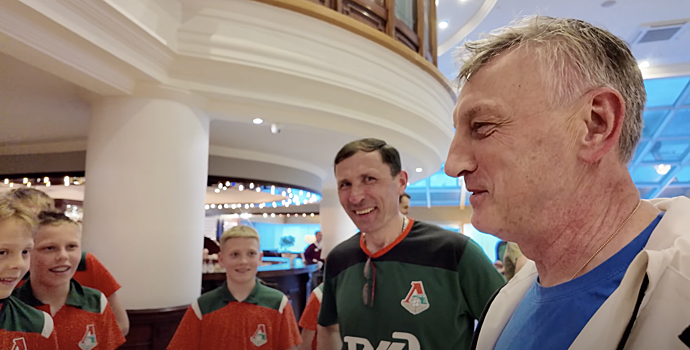 Дети из академии «Локо» аплодисментами встретили Кузнецова в турецком отеле. Тренер 2D попросил не упоминать Крапа