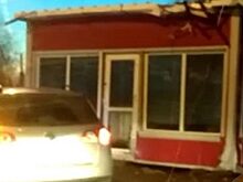 В Приморье на дороге обнаружили упавший с грузовика ларёк