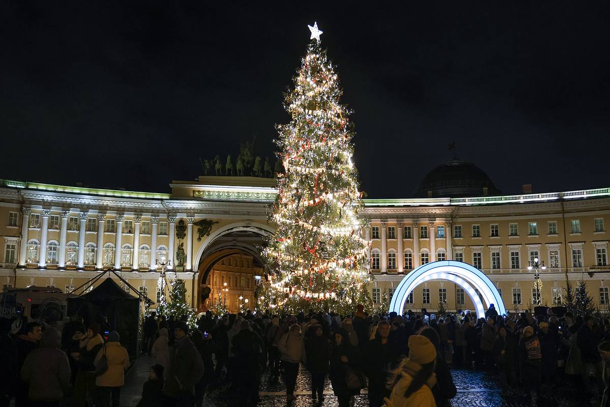 Главная новогодняя елка Петербурга оказалась под угрозой обрушения