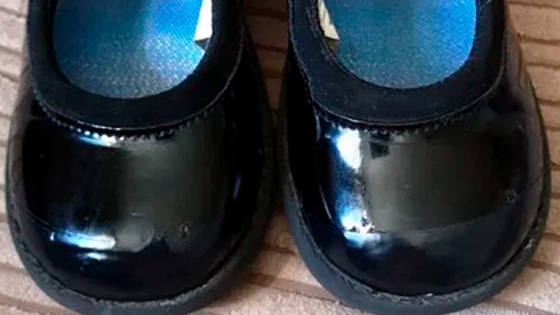 Женщина нашла дешевый способ улучшить вид старой черной обуви