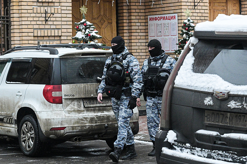 Сотрудники Федеральной службы судебных приставов выходят из дома в Хамовническом районе Москвы, где находится квартира, которую певица Лариса Долина продала Полине Лурье