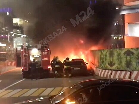 Два автомобиля сгорели у башни "Федерация" в "Москва-сити"