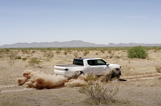 Электрический пикап Rivian протестировали в пустыне