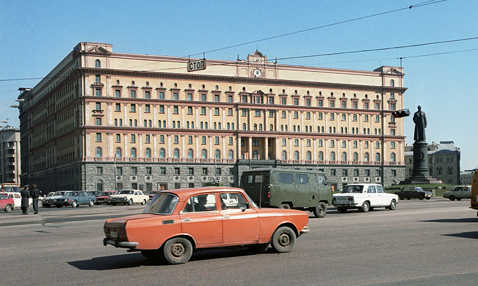 Никольская 25 тц наутилус. Никольская улица тц наутилус. Здание кгб в перми. Тц наутилус москва лубянка. Торговый центр наутилус на лубянке.