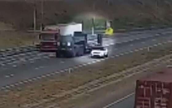На трассе М-4 водитель легкового авто врезался в стоящий на обочине грузовик
