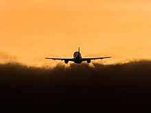 Самолет из Сургута в Петербург вернулся в аэропорт из-за сработавших датчиков открытия дверей