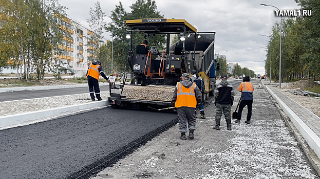 Дорожники укладывают асфальт на главной дороге Ноябрьска. ВИДЕО