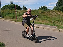 Москвичи объявили охоту на пенсионера-гонщика