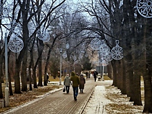 Гигантские елочные шары развесили в Первомайском сквере Новосибирска