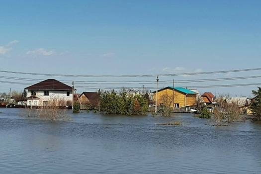 В тюменском селе вода размыла временную насыпь: жилые дома под угрозой