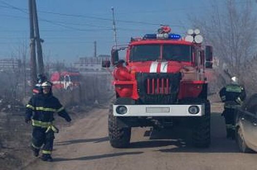 В Новосибирске загорелся дом с мансардой