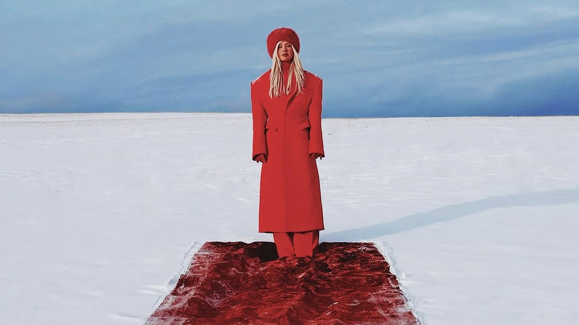 Современные артисты российской эстрады, использующие народную музыку и фольклор: Клава Кока, Мия Бойка, Медвежий волк.