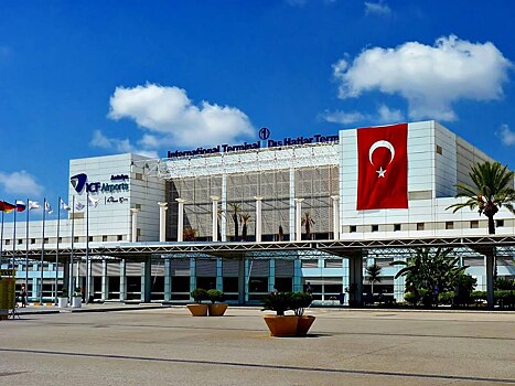 Скончался упавший с девятиметровой высоты в аэропорту Турции ребёнок из России