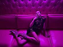 Невеста Лепса снялась в откровенных позах в мини-платье