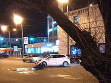 В центре Оренбурга ночью мотоциклист въехал в Kia Rio