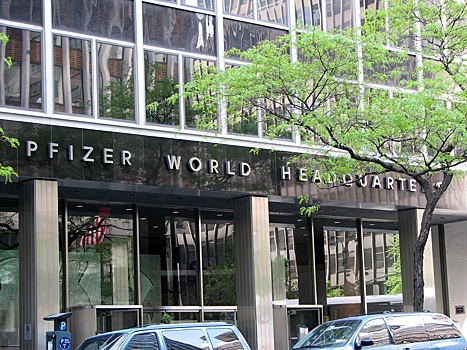 Применяющие препарат от Pfizer страны усиливают карантинные меры