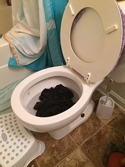 «Когда находишь штаны в туалете после того, как попросил малыша помочь со стиркой».