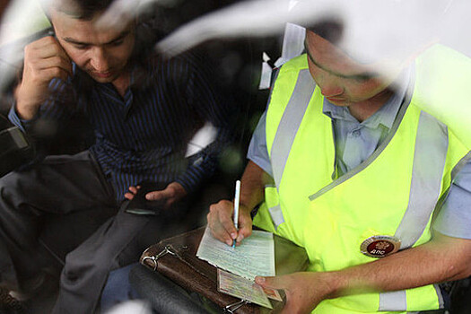 "Ъ": в Минтрансе разрабатывают штрафы за парковку грузовиков и такси во дворах