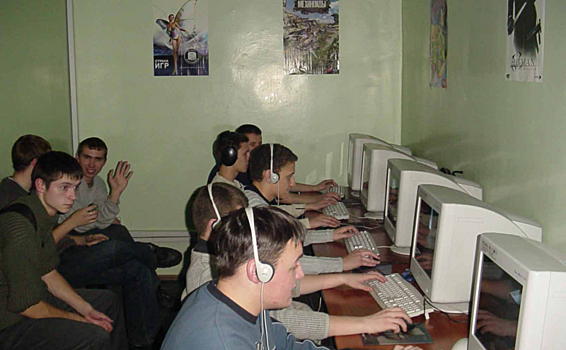 Ностальгия по компьютерным клубам: Counter-Strike с полицией, ночи с админами и кустарные девайсы