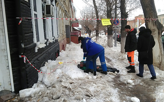 В центре Саратова горожане обнаружили лежащего на снегу мужчину