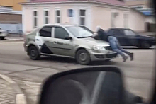 Российское такси проехалось с человеком на капоте и попало на видео