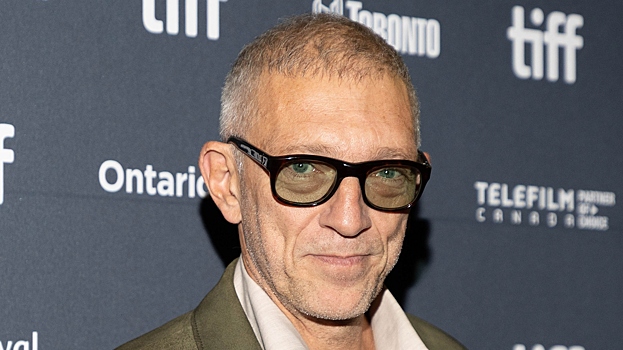 Возлюбленная Касселя снялась в крошечном лифе и мини-юбке