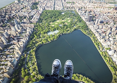 Туристам предлагают сделать shoe selfie с вертолета на фоне Нью-Йорка