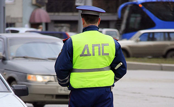 Водитель без прав врезался в дорожный знак в Новосибирске