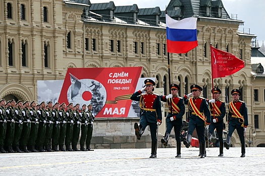 Курянин открыл военный парад в Москве