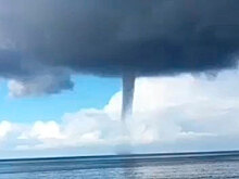 Гигантский водяной смерч напугал туристов