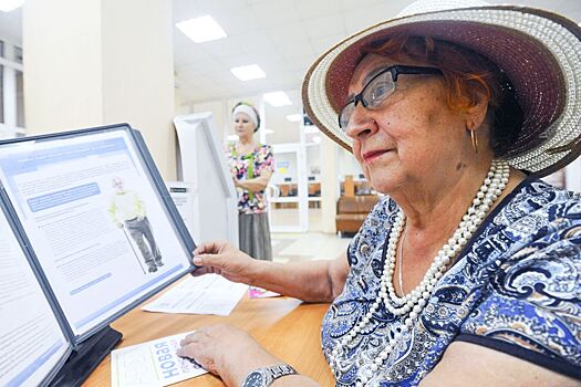 Пенсионеры в России стали работать на год больше