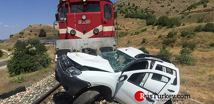 Турецкий поезд «Южный экспресс» столкнулся с автомобилем