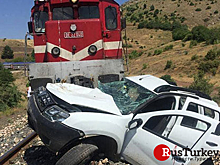 Турецкий поезд «Южный экспресс» столкнулся с автомобилем