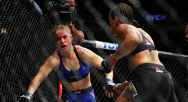 Бразильянка Нуньес нокаутировала бывшую чемпионку UFC Роузи на 48-й секунде боя