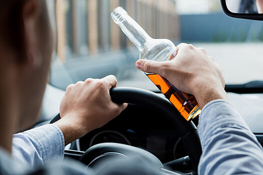 Нарколог посоветовал садиться за руль не ранее, чем через сутки после употребления алкоголя