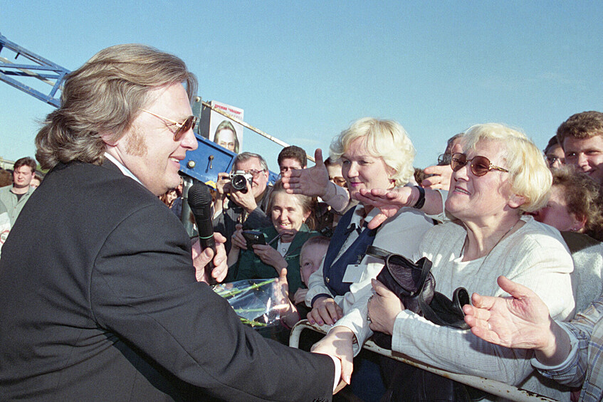 Певец и композитор Юрий Антонов во время общения со своими поклонникам на торжественной церемонии открытия именной плиты Ю. М. Антонова, приуроченной к присвоению певцу звания «Народный артист Российской Федерации», на Площади звезд у главного входа в Государственный центральный концертный зал «Россия» в Москве, 12 мая 1997 года