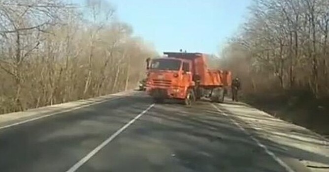 Огромный мусоровоз влобовую столкнулся с легковушкой во Владивостоке
