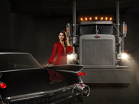 Американская классика: тягачи Peterbilt и длинноногие красотки