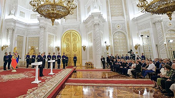 Путин поблагодарил лауреатов госпремий за труд на благо России