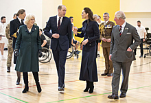 Принц Уильям в рехабе сел в инвалидное кресло, а Кейт Миддлтон надела милитари-костюм Alexander McQueen