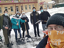 Волонтёры по просьбе медиков расчистили снег возле больницы в Нижнем Новгороде