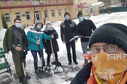 Волонтёры по просьбе медиков расчистили снег возле больницы в Нижнем Новгороде