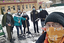 Волонтёры по просьбе медиков расчистили снег возле больницы в Нижнем Новгороде