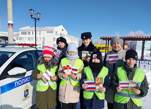 В Самарской области сотрудники полиции совместно с общественниками и молодыми помощниками поздравили автолюбителей с праздником