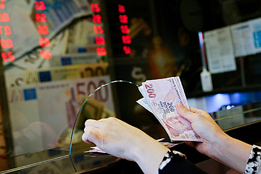 Курс лиры рекордно обвалился