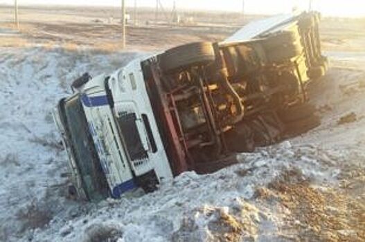 В Тоцком районе гражданин Кыргызстана на грузовике опрокинулся в кювет