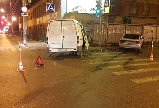 Молодой омич и подросток попали в больницу после аварии с «Газелью»