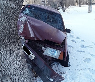 В Орске на ул. Щорса подросток врезался на ВАЗ 21099 в дерево