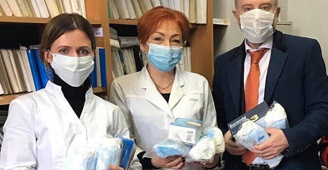Глава калининградского поселка на свои деньги закупил 2000 медицинских масок