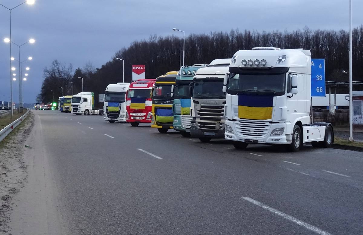 Украинцы начали свозить сгоревшую технику к польской границе